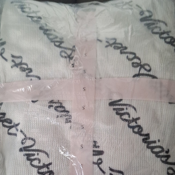 Victoria's Secret White Pajama Set with Black Script - Picture 5 of 5